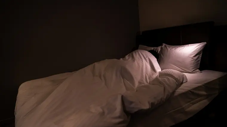 睡眠中の男性