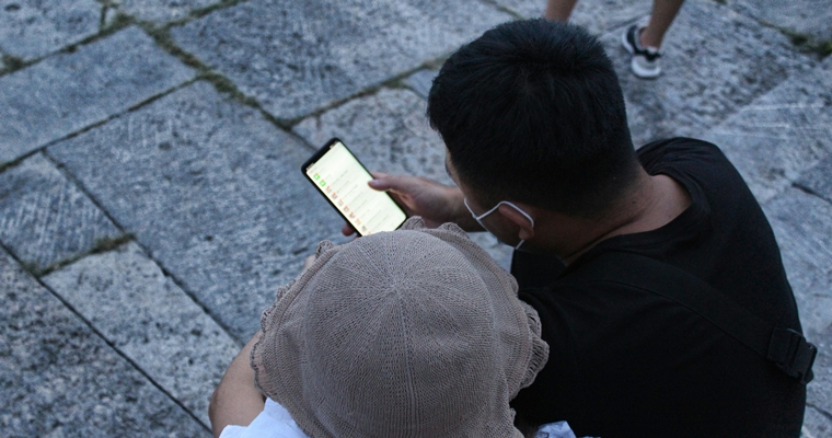 スマホを見る男女